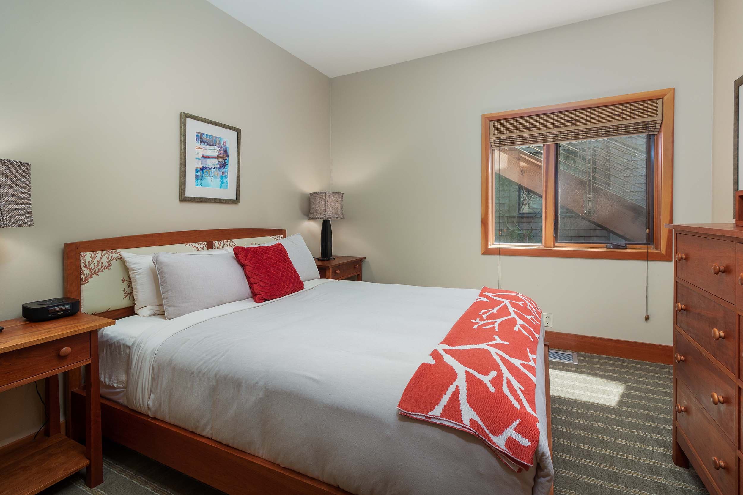 A queen bed in a 3 bedroom cottage at Headlands