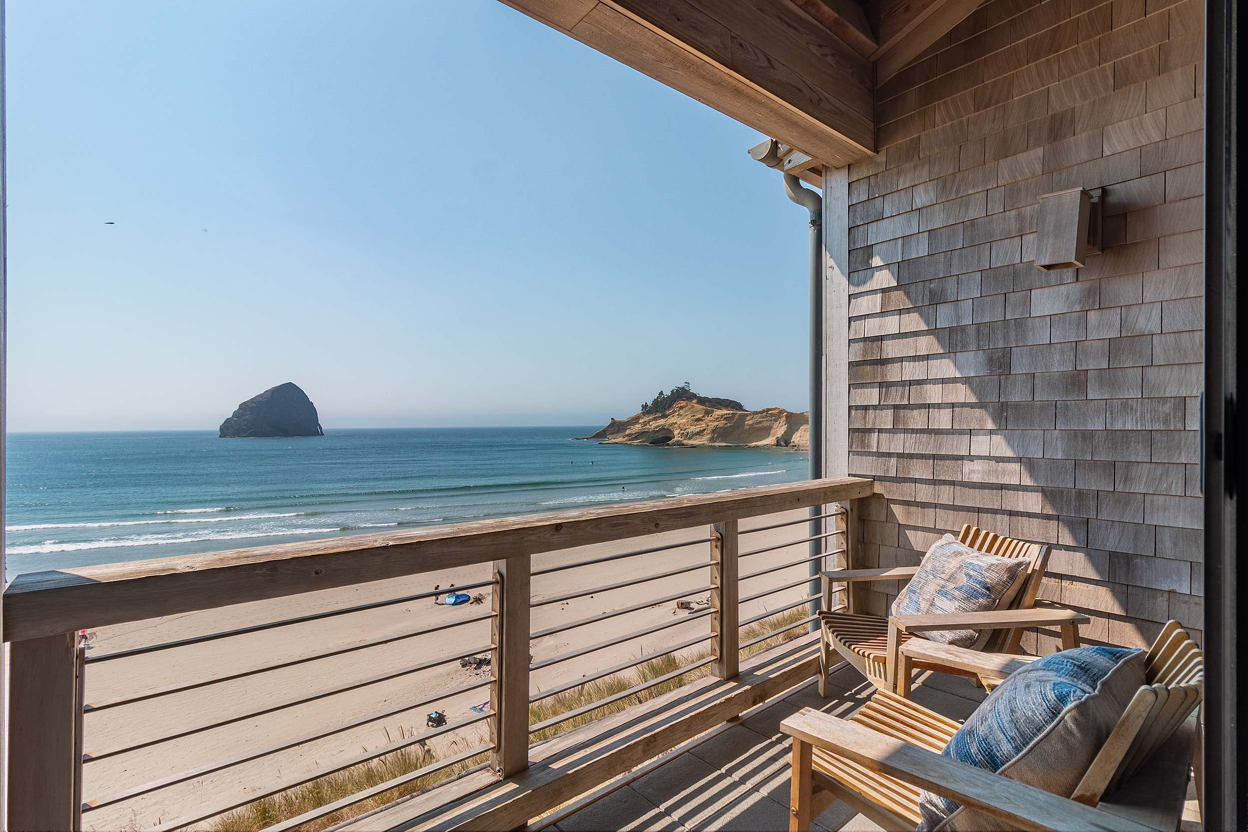 A balcony with a view of the beach in a 2 bedroom cottage at Headlands
