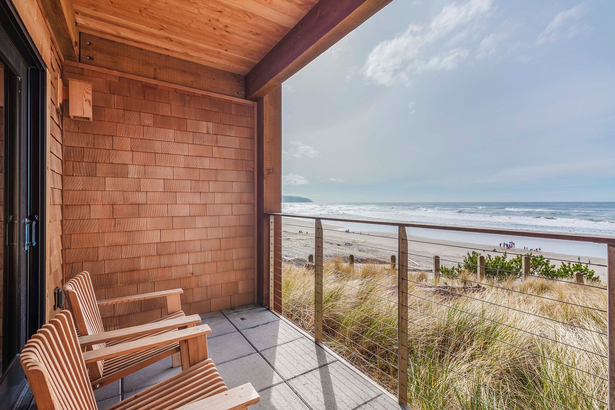 A balcony of a room looking onto the ocean at Headlands
