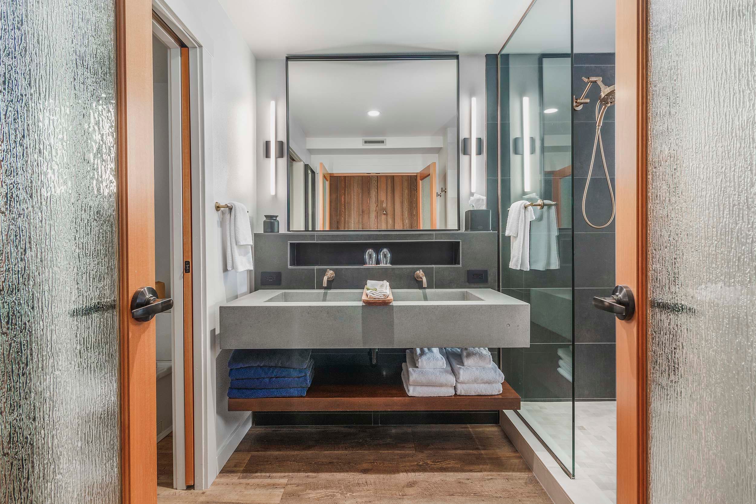 A modern bathroom with bright lighting in a Two Queens Sunlight lodge at Headlands