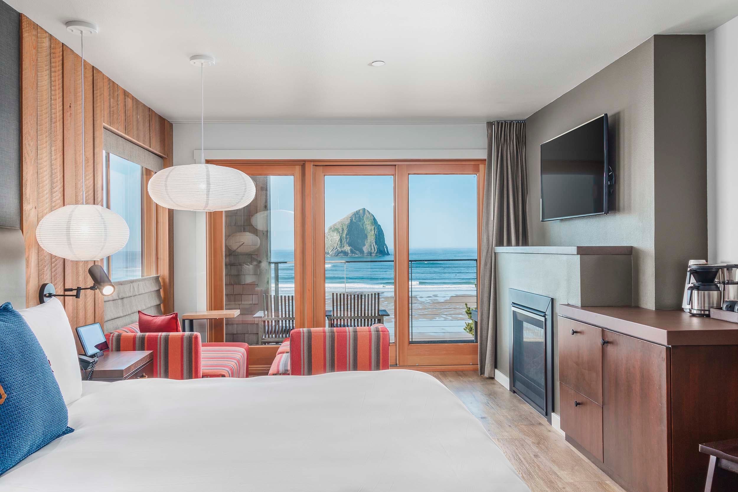 The lounge area with a TV and a view of the ocean in a King Sunlight room at Headlands